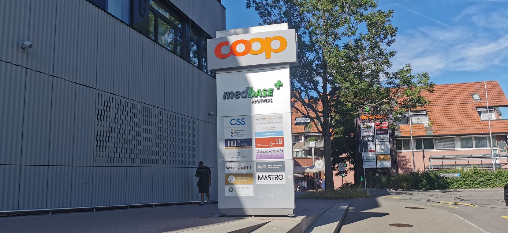 Das Schild des Coop Centers an der Adlerstrasse in Dübendorf.